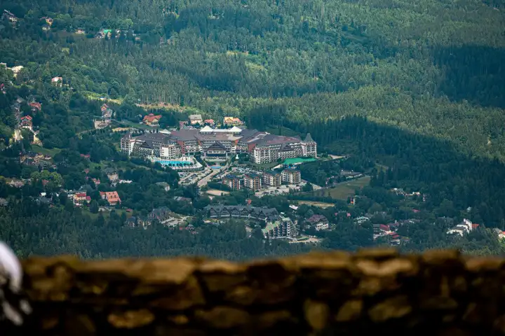 Widok na miasteczko w dolinie