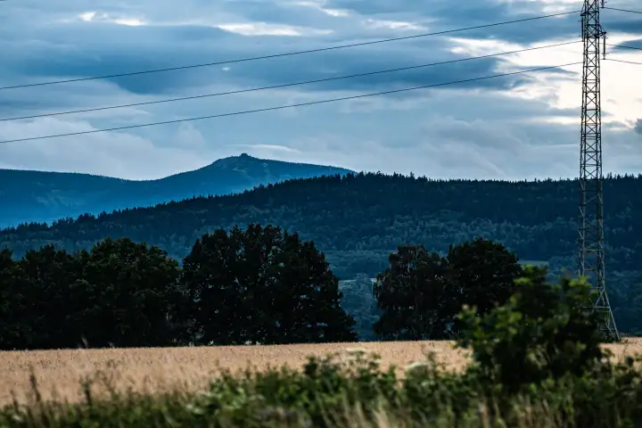 Grzbiety gór wieczorem